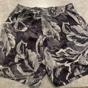 Lulu Pacebreaker Black/Gray Leaf Pattern
- lined
- Size Large 7” Inseam